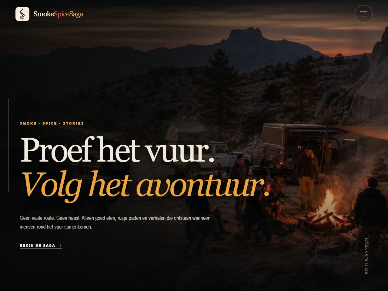 Voorpagina van SmokeSpiceSaga: kampvuur bij terreinwagens in de bergen, met de kop Proef het vuur, volg het avontuur
